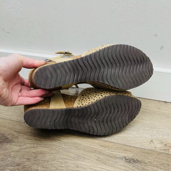 Spring Step Tan Suede Perforated Wedge Sandal Women’s Size 9.5 - Picture 4 of 11